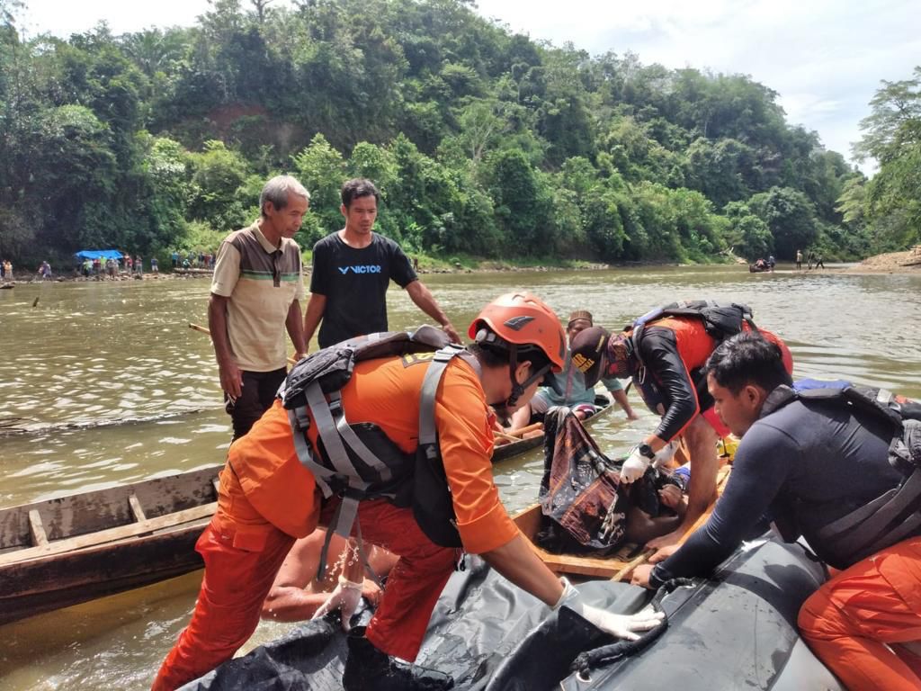 Tim SAR bersama masyarakat berhasil menemukan dan mengevakuasi korban tenggelam di aliran Sungai Tembesi, Desa Sekancing, Kecamatan Tiang Pumpung, Kabupaten Merangin, Jambi. Korban ditemukan dalam kondisi tak bernyawa. (foto: istimewa)