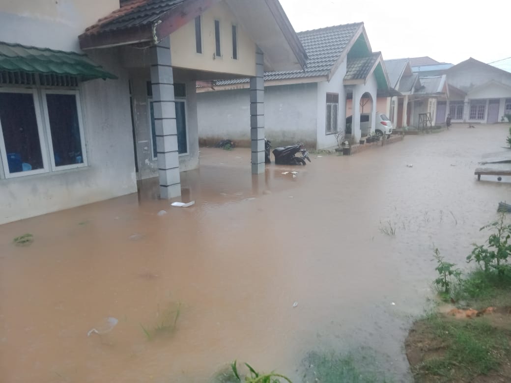 Rumah warga di Perumahan Mendalo Asry, di Kecamatan Jambi Luar Kota, Kabupaten Muaro Jambi terendam banjir, Senin 18 April 2022. (foto: istimewa)