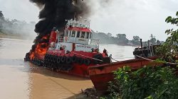 Kapal TB Bojoma 2906 Terbakar, 1 Orang Anak Buah Kapal Tewas, Selasa 19 April 2022. (foto: istimewa)