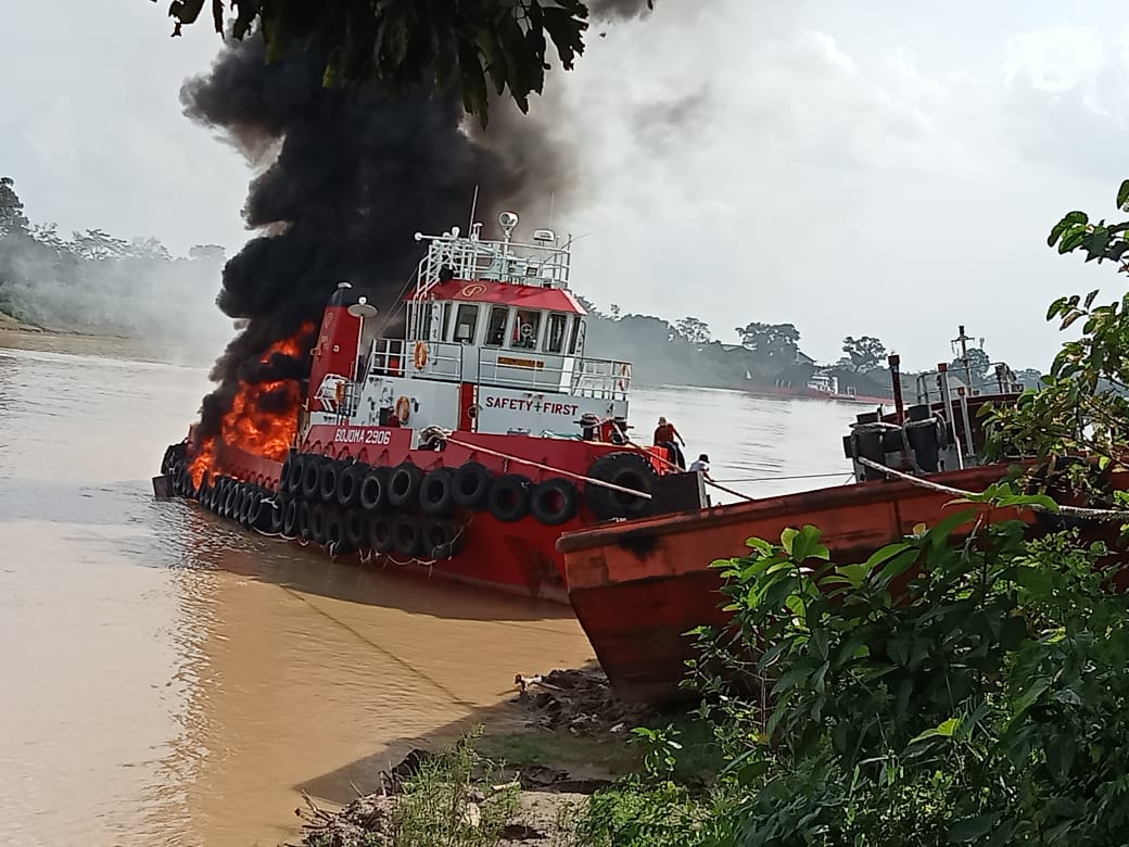 Kapal TB Bojoma 2906 Terbakar, 1 Orang Anak Buah Kapal Tewas, Selasa 19 April 2022. (foto: istimewa)