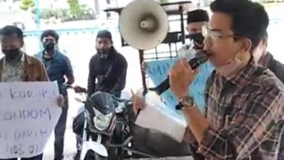 DPP LSM Mappan menggelar aksi unjuk rasa di Kantor BKKBN Jambi. (foto: istimewa)