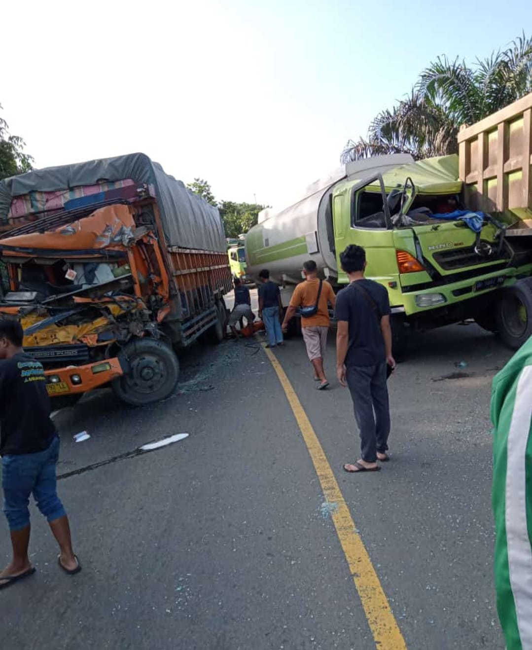 3 mobil truk terlibat tabrakan beruntun di Kabupaten Muaro Jambi. (foto: istimewa)