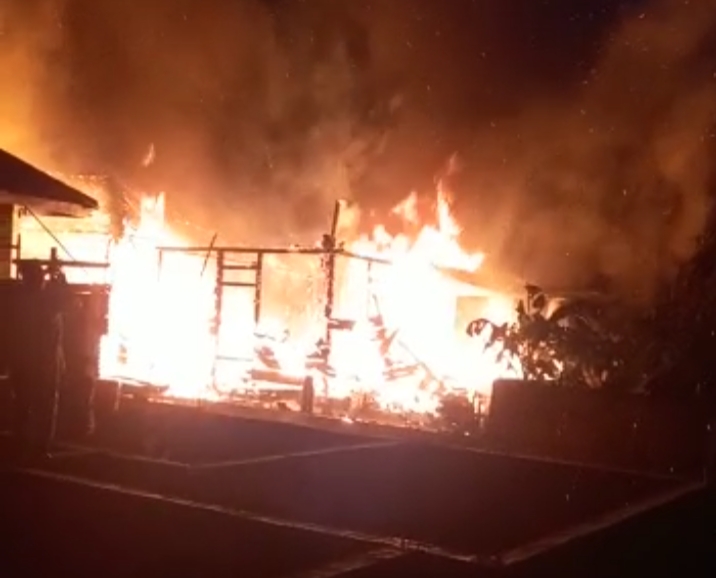 Satu unit rumah warga di Desa Pulau Kayu Aro, Kecamatan Sekernan, Kabupaten Muaro Jambi ludes terbakar, Minggu 03 April 2022 malam. Saat kejadian pemilik rumah sedang melaksanakan ibadah salat tarawih. (foto: istimewa)