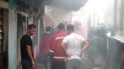 Petugas pemadam kebakaran memadamkan api yang membakar 11 rumah di Lorong Cendana, Kelurahan Solok Sipin, Kecamatan Danau Sipin, Kota Jambi, Selasa 12 April 2022.