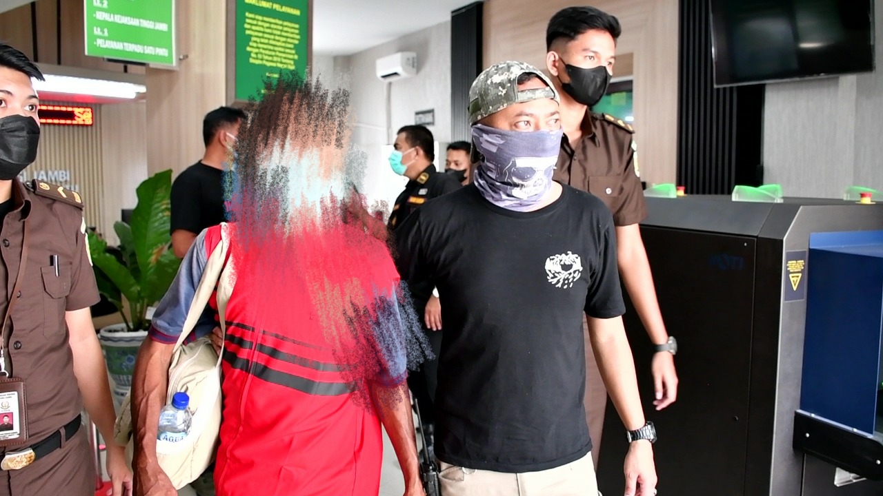 9 tahun buron, ZS (49), Terdakwa kasus pengangkutan minyak solar sulingan atau minyak bayat ilegal berhasil diringkus Tim Gabungan dari Kejaksaan Tinggi Jambi dan Kejaksaan Tinggi Sumatera Utara di Serdang Bedagai, Sumatera Utara, Sabtu 16 April 2022. (foto: istimewa)