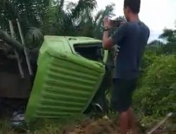 Tabrak Tiang Listrik, Truk Angkutan Minyak Sawit Terbalik