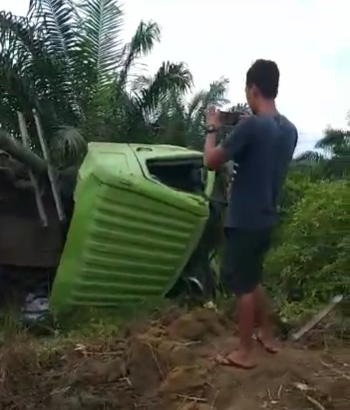 Diduga akibat rem blong, mobil truk tengki fuso pengangkut CPO terbalik setelah menabrak tiang listrik di Desa Rantau Puri, Kecamatan Muara Bulian, Kabupaten Batanghari, Jambi, Sabtu 24 April 2022. (foto: ist)