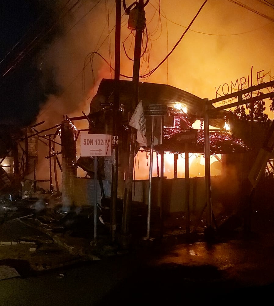 Kebakaran melanda warung dan rumah tinggal warga di Jalan Kapten Suyono, RT. 10, Kelurahan Handil Jaya, Kecamatan Jelutung, Kota Jambi, Minggu malam 24 April 2022. (foto:ist)