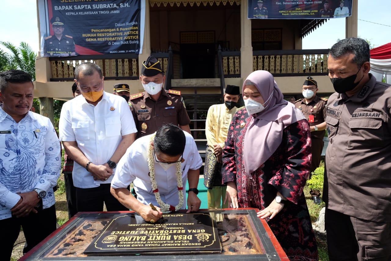 Kepala Kejaksaan Tinggi Jambi, Sapta Subrata meresmikan Rumah Restorative Justice di Kabupaten Muaro Jambi, Kamis 21 April 2022. (foto: istimewa)