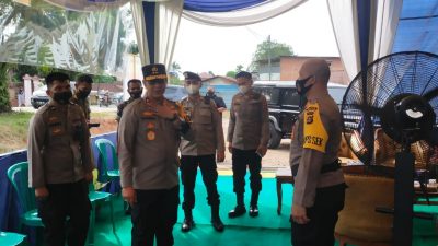 Kapolda Jambi, Irjen Pol A. Rachmad Wibowo mengunjungi Pos Pengamanan Operasi Ketupat 2022 di Jalan Lintas Jambi-Pelembang, Kelurahan Tempino, Kecamatan Mestong, Kabupaten Muaro Jambi, Sabtu 07 Mei 2022. (foto: Istimewa)