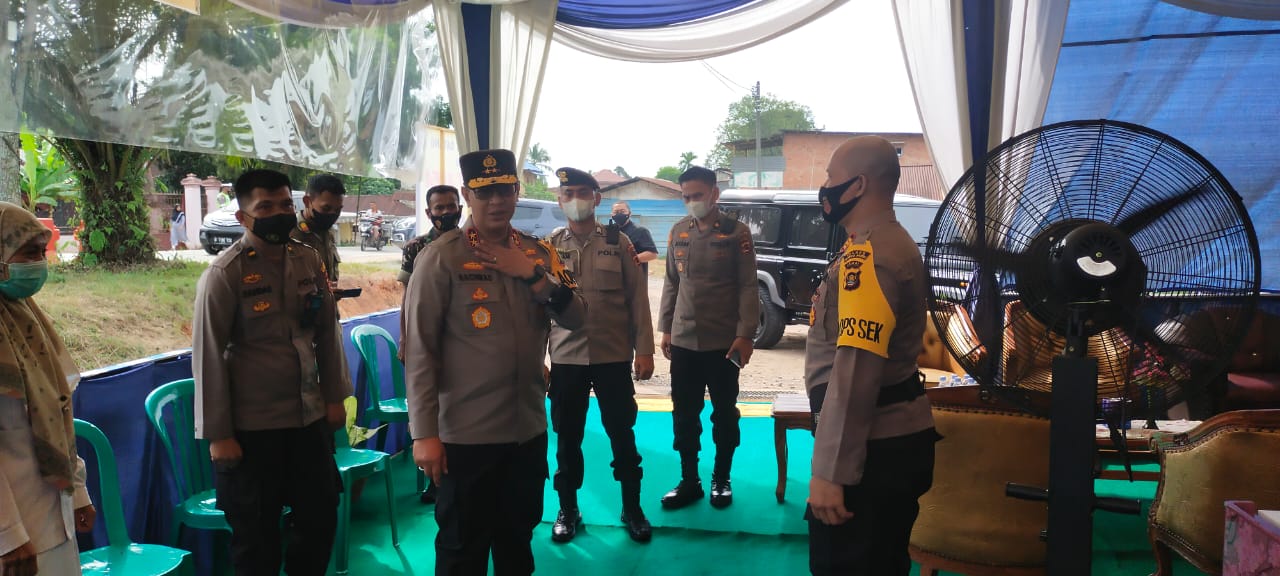 Kapolda Jambi, Irjen Pol A. Rachmad Wibowo mengunjungi Pos Pengamanan Operasi Ketupat 2022 di Jalan Lintas Jambi-Pelembang, Kelurahan Tempino, Kecamatan Mestong, Kabupaten Muaro Jambi, Sabtu 07 Mei 2022. (foto: Istimewa)