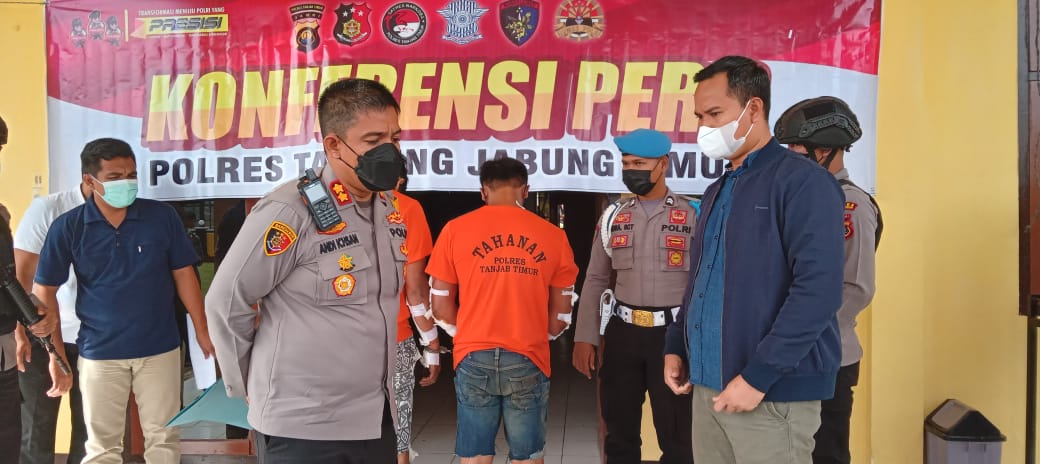 Polres Tanjung Jabung Timur menggelar jumpa pers penangkapan dua resedivis jambret yang beraksi di 6 lokasi di wilayah Kabupaten Tanjung Jabung Timur, Rabu 11 Mei 2022. (foto: istimewa)