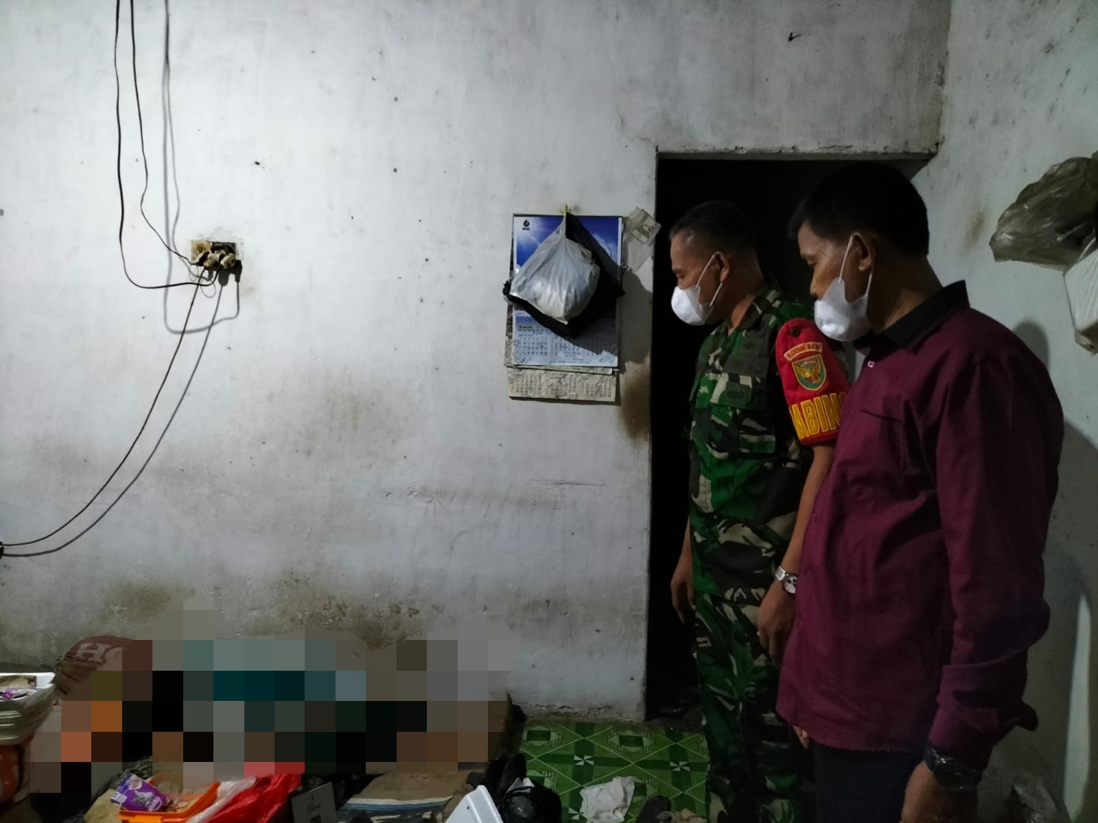 Mayat pria berinsial AH (70) ditemukan sudah tidak bernyawa di rumah kontrakannya di RT. 03, Desa Kasang Kumpeh, Kecamatan Kumpeh Ulu, Kabupaten Muaro Jambi, Selasa malam (03/05/22) sekira pukul 22.00 WIB.