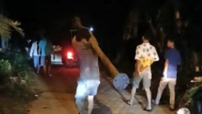 Terduga pelaku pencurian sebatang besi berhasil ditangkap warga RT.28, Kelurahan Mayang Mengurai, Kecamatan Alam Barajo, Kota Jambi, Minggu dinihari 08 Mei 2022. (foto:ist)