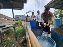 Ditsamapta Salurkan Bantuan Air Bersih ke Warga Seberang Kota Jambi