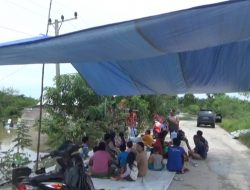 Banjir Bandang Terjang Muaro Jambi, Warga Dirikan Tenda Darurat di Jalan