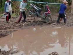 Jalan Kabupaten Hancur Penuh Lumpur, Warga Tanjabtim Pikul Sepeda Motor