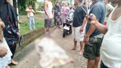 Warga mengevakuasi jenazah nenek yang ditemukan mengapung di genangan banjir di Kelurahan Kenali Asam, Kecamatan Kota Baru, Kota Jambi, Senin, 01 Mei 2023.