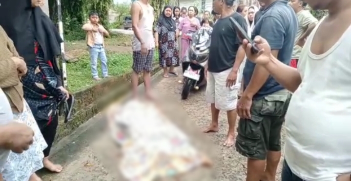 Warga mengevakuasi jenazah nenek yang ditemukan mengapung di genangan banjir di Kelurahan Kenali Asam, Kecamatan Kota Baru, Kota Jambi, Senin, 01 Mei 2023.