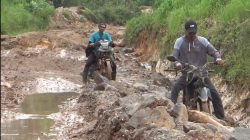 Kondisi kerusakan jalan di Desa Persiapan Air Merah, Kecamatan Sungai Gelam, Kabupaten Muaro Jambi, Sabtu, 6 Mei 2023. (foto:ist)