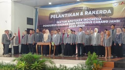 Ketua Umum Pengurus Pusat Ikatan Apoteker Indonesia, Noffendri Roestam saat melantik Pengurus Daerah Ikatan Apoteker Indonesia Provinsi Jambi. (foto:ist)