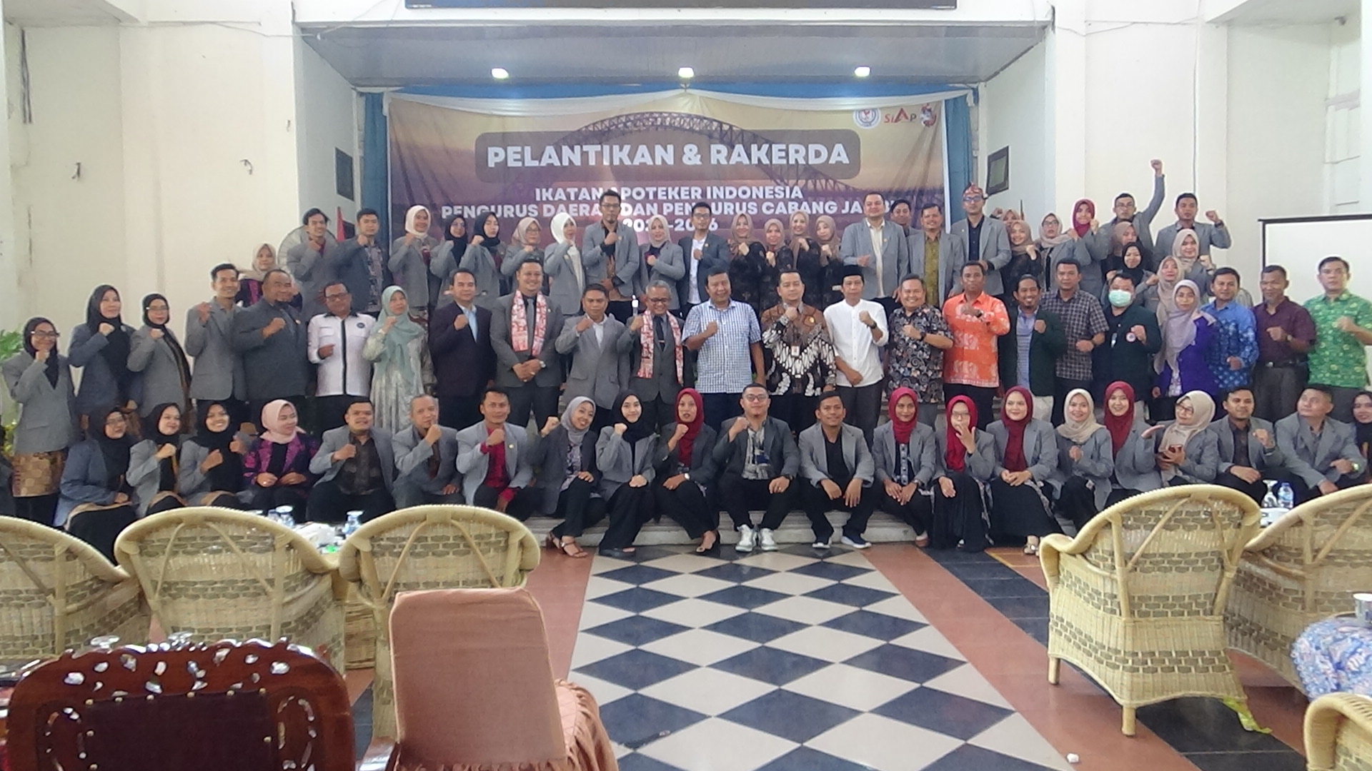 Bupati Tanjung Jabung Timur, Romi Hariyanto saat foto bersama dengan pengurus Ikatan Apoteker Indonesia.