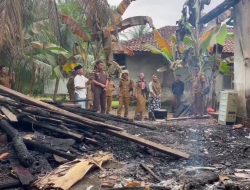 Peduli Korban Kebakaran, Kajari Kamin Salurkan Bantuan Sembako