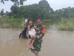 Babinsa Koramil 415-09/Telanaipura Bantu Warga Terdampak Banjir