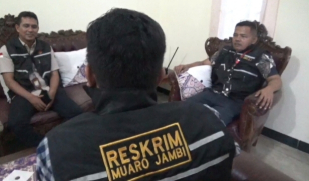 Tim penyidik Tipikor Satreskrim Polres Muaro Jambi saat mendatangi rumah Mantan Ketua KONI Muaro Jambi, Fatahillah di Kelurahan Pematang Sulur, Kecamatan Telanaipura, Kota Jambi, Jum'at 9 Agustus 2024.