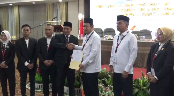 Bupati dan Wakil Bupati Muaro Jambi Terpilih, Bambang Bayu Suseno dan Junaidi Mahir Menerima Surat Keputusan Pleno Penetapan KPU Muaro Jambi. (Foto:ist)