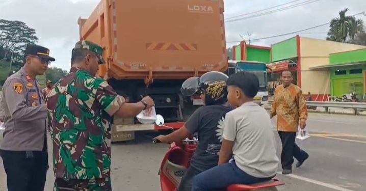 Danramil 415-13 Sebapo, Kapten Inf Abdur Rauf Ali Alfansuri dan Kapolsek Mestong, AKP Jabidi Kompak Membagikan Takjil ke Pengendara. (Foto:ist)