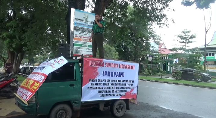 Ketua LSM PROPAM, Suheri Dwi Nopriyadi saat Berorasi Menyampaikan Tuntutannya Diatas Mobil Komando dalam Aksi Unjuk Rasa di Kejati Jambi, Rabu 19 Maret 2025.