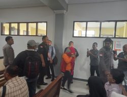 Hindari Sorotan Kamera, ‘Ratu Narkoba’ Jambi Helen Tutupi Wajah Usai Hadiri Sidang Lanjutan di PN Jambi