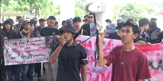 Tuntut Perbaikan Jalan Rusak, Masyarakat 4 Desa di Kecamatan Sekernan Gelar Aksi Unjuk Rasa di Kantor DPRD dan Kantor Bupati Muaro Jambi. (foto:ist)