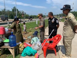 Satpol PP Muaro Jambi Tertibkan PKL di Exit Tol Muaro Sebapo