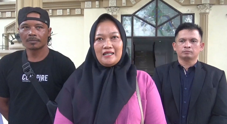 Ibunda Almarhum Muhammad Bayu, Ulil Fadillah didampingi kuasa hukumnya, Tengku Ardiansyah, S.H.