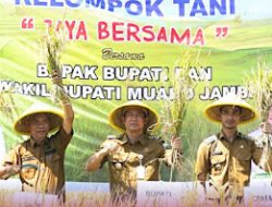 Bupati Bambang Bayu Suseno Panen Raya Padi di Desa Pudak