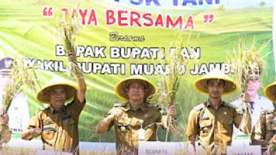 Bupati Bambang Bayu Suseno Panen Raya Padi di Desa Pudak
