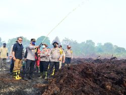 Kapolres Muaro Jambi Dampingi Kapolda Tinjau Lokasi Karhutla di Desa Gambut Jaya