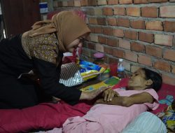 Ketua TP PKK Muaro Jambi Kunjungi  Warga Sakit di Mestong, Berikan Bantuan dan Motivasi 
