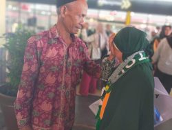 Penuh Haru, Kebahagiaan Istri PHL Polsek Jaluko Bisa Berangkat Umrah ke Tanah Suci 