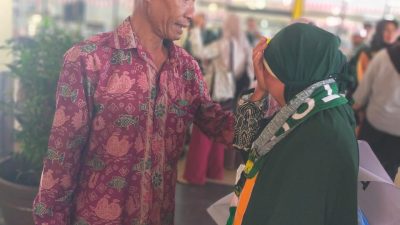 Penuh Haru, Kebahagiaan Istri PHL Polsek Jaluko Bisa Berangkat Umrah ke Tanah Suci 