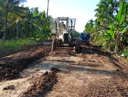 UPTD Alkal PUPR Tanjabtim Perbaiki Jalan Rusak di Kecamatan Sadu 