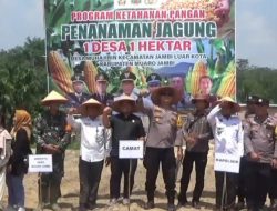 Polsek Jaluko Tanam Jagung di Desa Muhajirin 