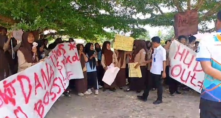 Siswa SMA Negeri 4 Tanjung Jabung Timur Demo Kepala Sekolah.