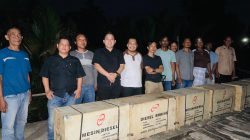 Muhammad Guntur Salurkan Bantuan 10 Unit Mesin Pompong ke Nelayan 