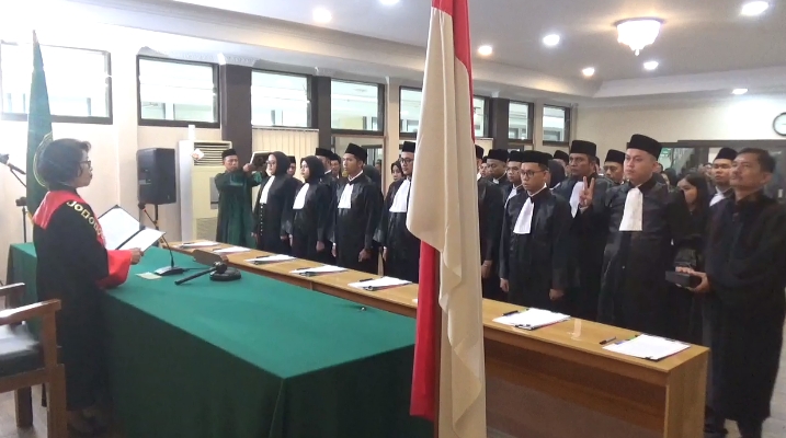 Ketua Pengadilan Tinggi Jambi, Ifa Sudewi Mengambil Sumpah 76 Advokat.
