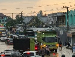 Jalan Terendam Banjir, Kapolsek Turun Langsung Mengatur Arus Lalu Lintas