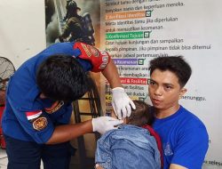 Damkar Evakuasi Anting Balita yang Terjepit di Kuping