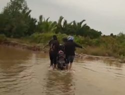 Jalan Lumpuh Hingga Warga Gotong Royong Pikul Motor Akibat Banjir Rob di Sadu
